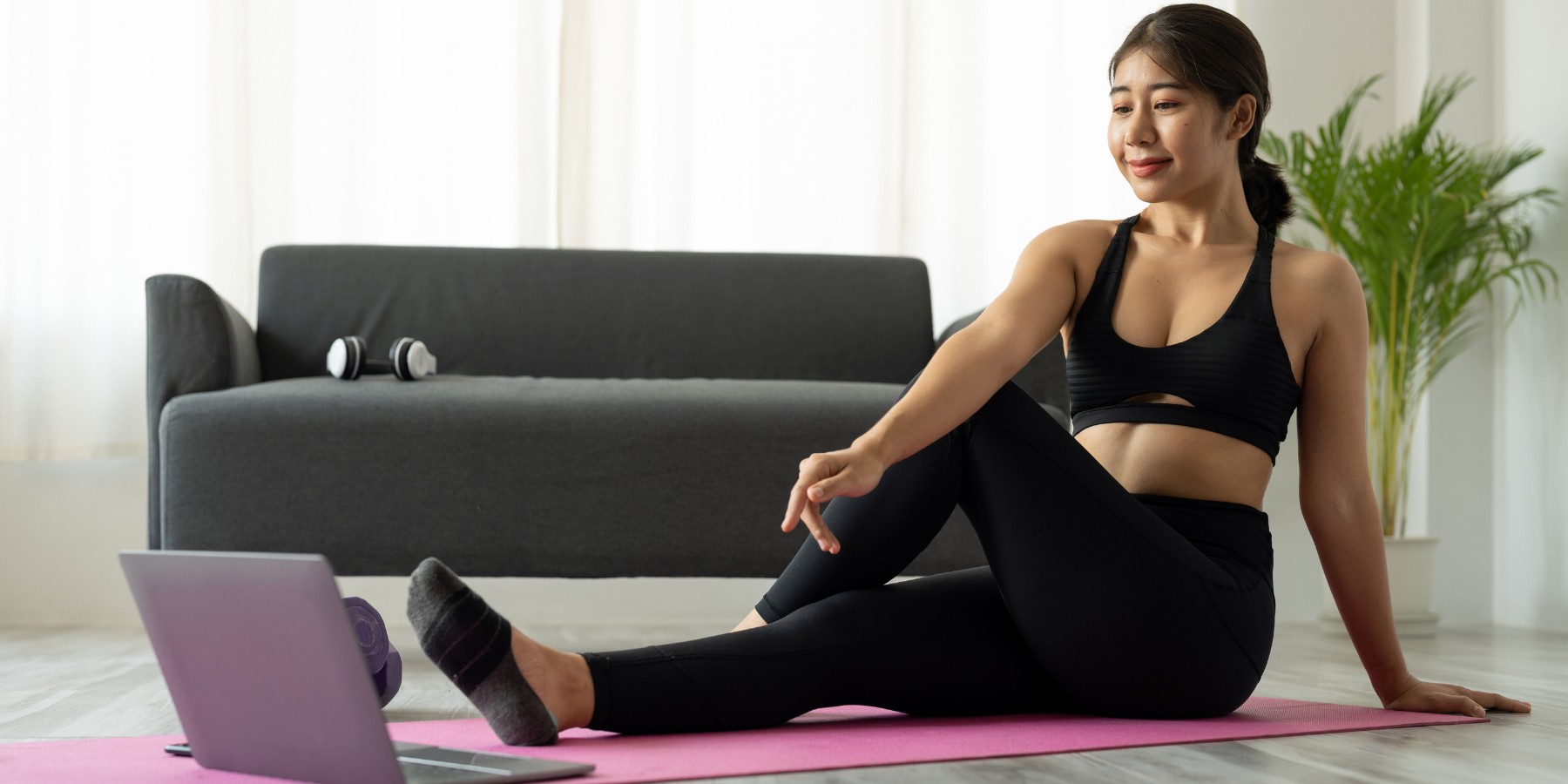 自宅でBePOSIのオンラインレッスンを受講する女性